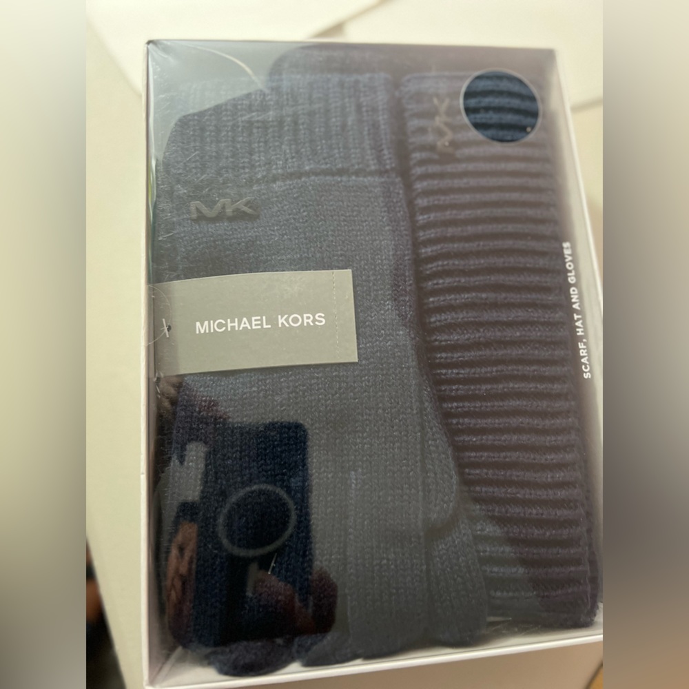 Michael Kors Navy Blue Scarf, Hat, and Gloves Set  ✨brand new ✨One Size and - Picture 3 of 6